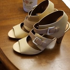 Gorgeous beige leather heels